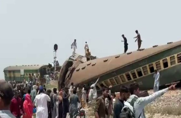 19 killed, Dozens Injured As Train Derails In Pakistan